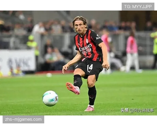 终场哨响，AC米兰主帅阿莱格里神情凝重凝视0-3比分牌